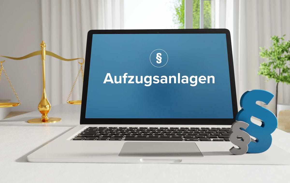 Laptop mit Schriftzug Aufzugsanlagen und Justizsymbolen